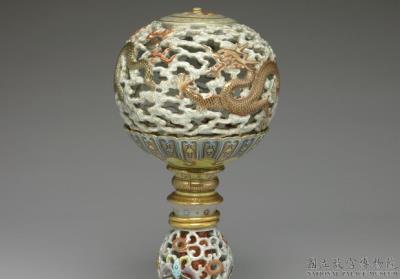 图片[2]-Revolving crown stand with open work in yangcai painted enamels, Qianlong reign (1736-1795), Qing dynasty-China Archive